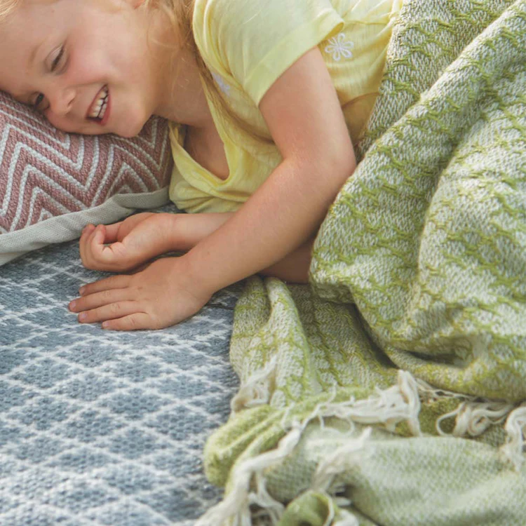 Woven trellis throw in green