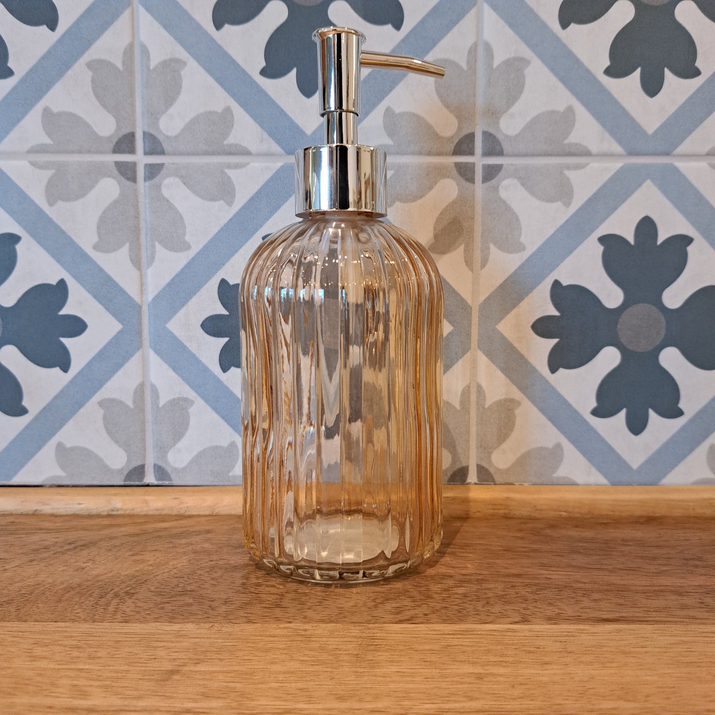 Pastel glass pump dispenser