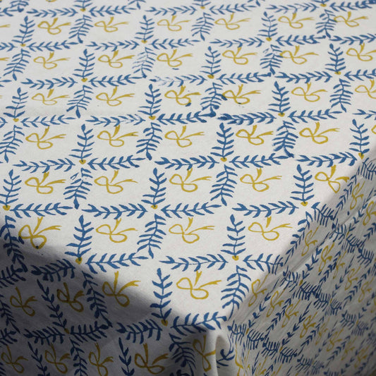 Bow pattern tablecloth